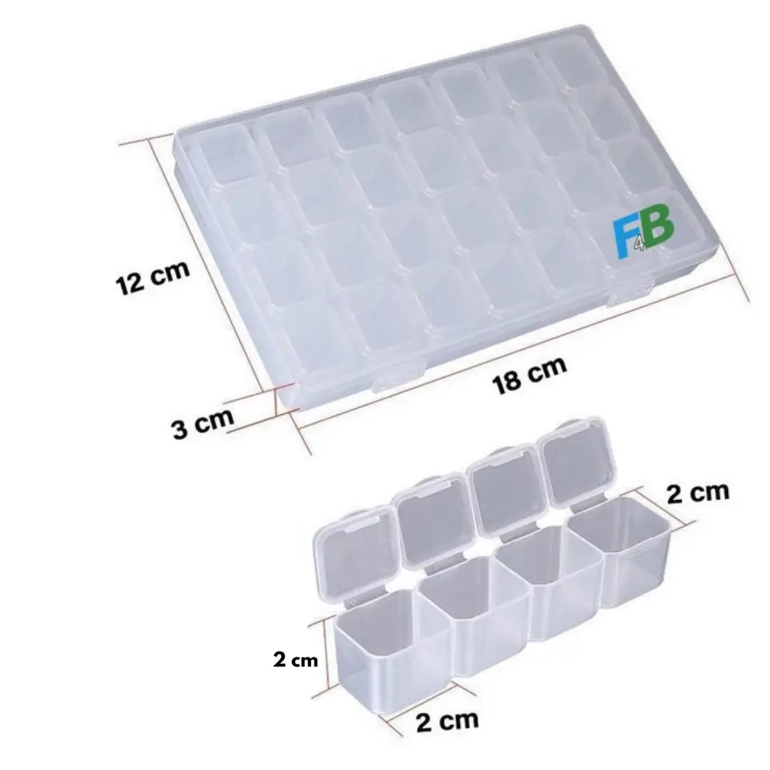 Transparante opbergdoos met 28 kleine vakjes en afmetingen van 18x12x3 cm, met een detailafbeelding van vier open vakjes van 2x2x2 cm.