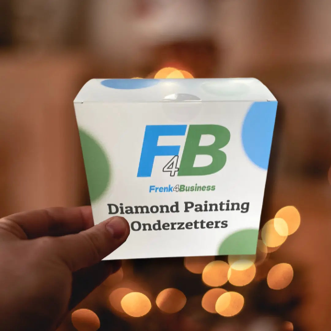 Hand die een doos met "Diamond Painting Onderzetters" vasthoudt, met sfeervolle verlichting op de achtergrond.