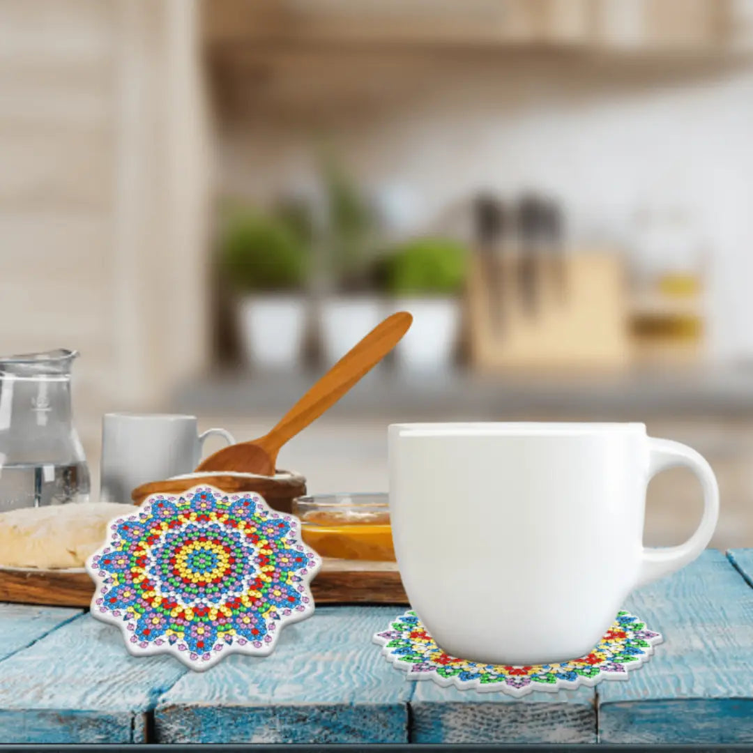 Kopje op diamond painting onderzetters met kleurrijk mandala-ontwerp op een tafel in de keuken