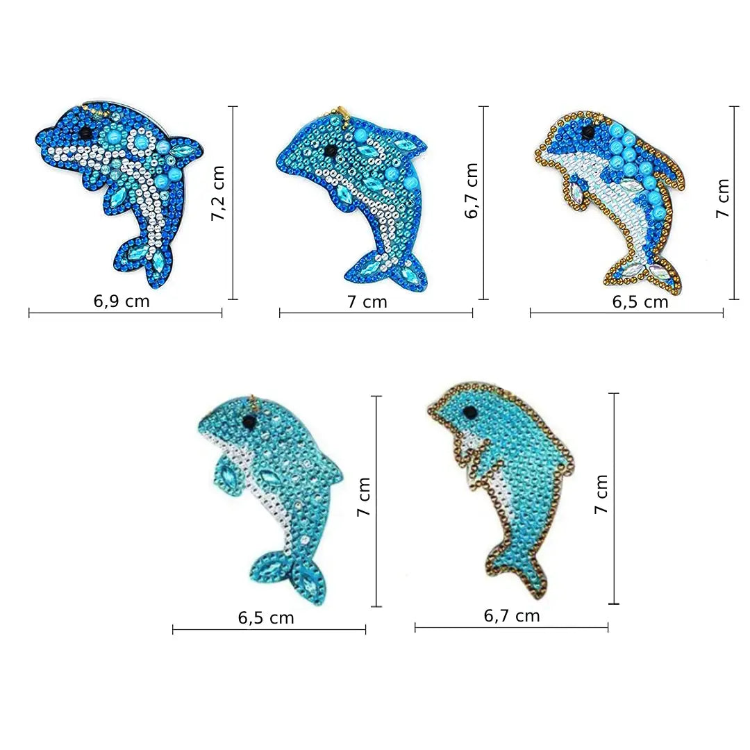 Collectie van diamond painting sleutelhangers in de vorm van dolfijnen met verschillende blauwe tinten en afmetingen.