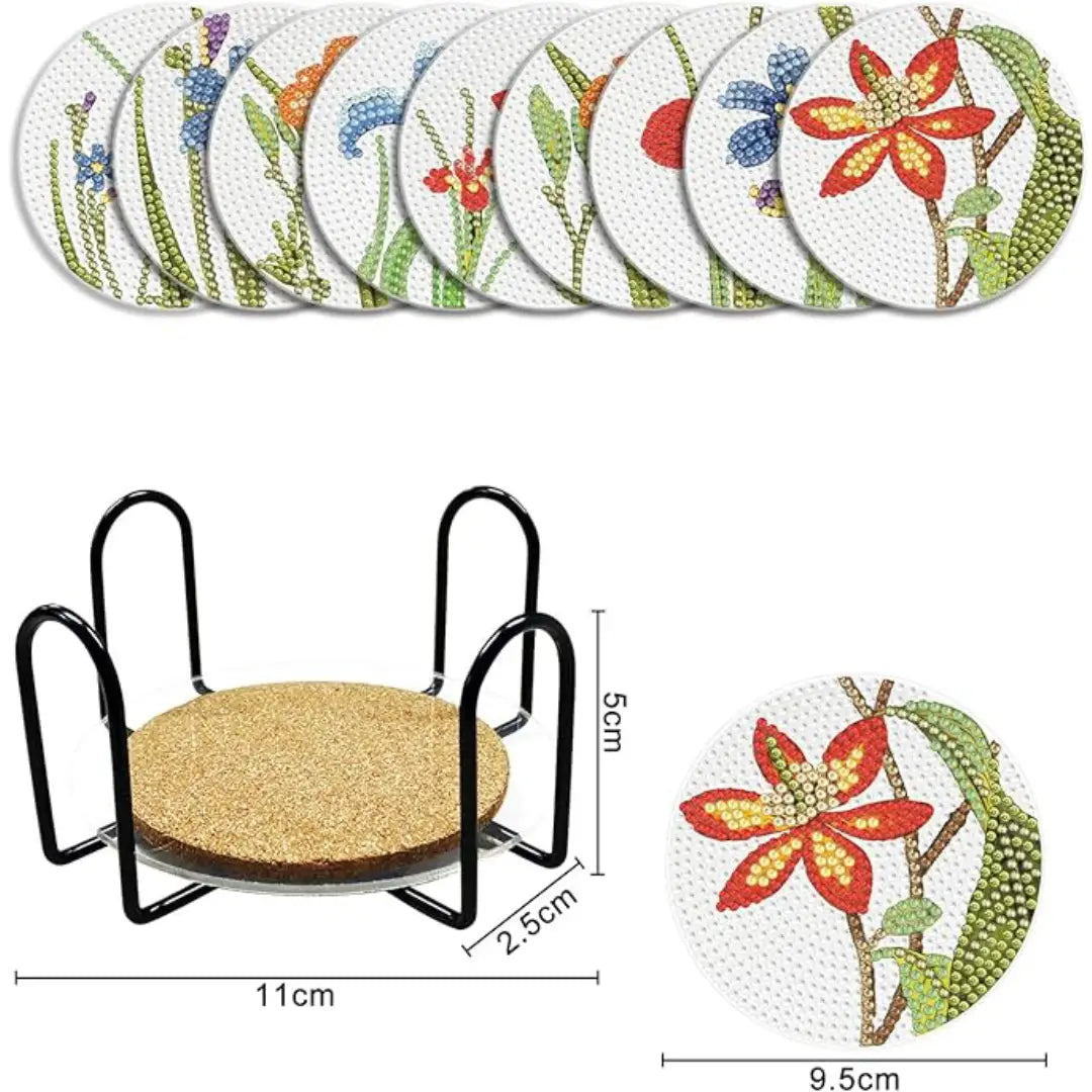 Set van negen diamond painting onderzetters met diverse bloemenontwerpen en een houder met kurken bodem, inclusief afmetingen.