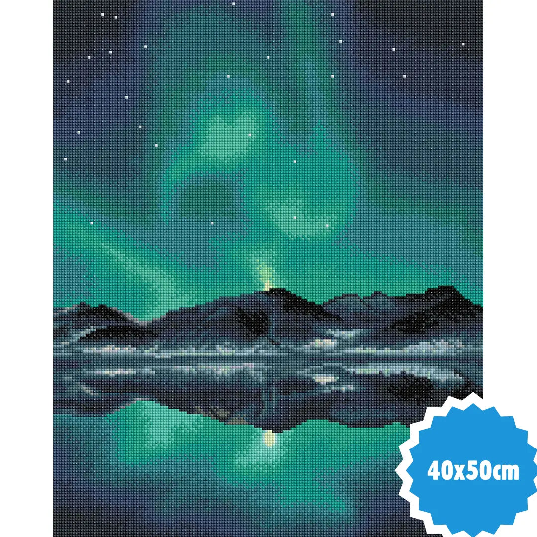 Diamond painting van groen noorderlicht boven donkere bergen en spiegelend meer met sterrenlucht, formaat 40x50 cm.