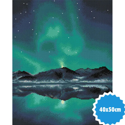 Diamond painting van groen noorderlicht boven donkere bergen en spiegelend meer met sterrenlucht, formaat 40x50 cm.